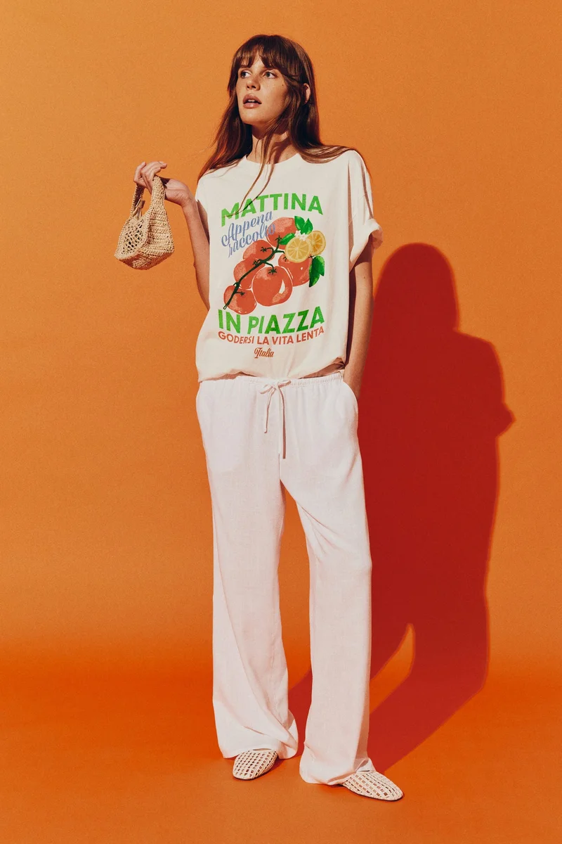 اتش اند ام تي-شيرت فضفاض مزين بتفاصيل مزخرفة