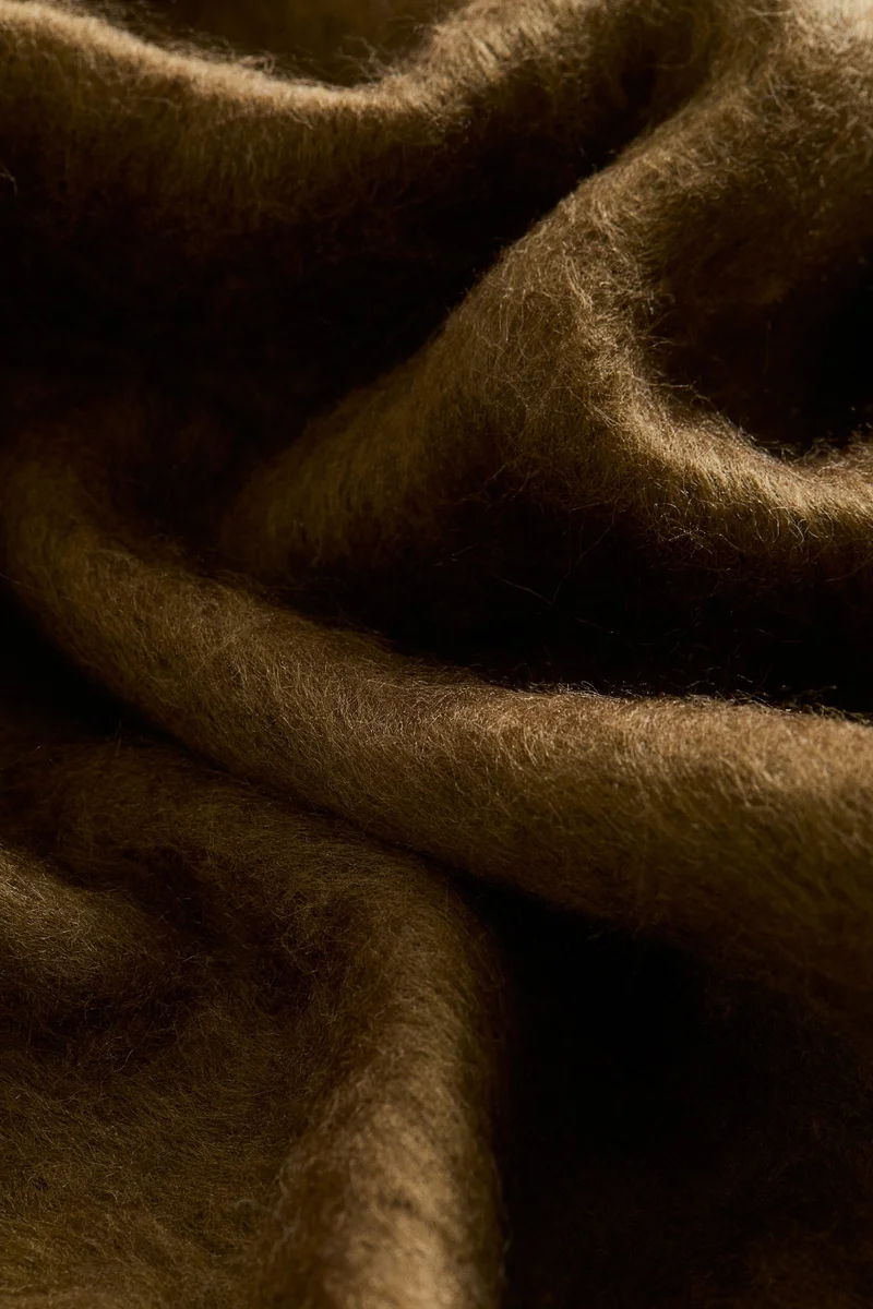 اتش اند ام بطانية مزينة بشرّابات