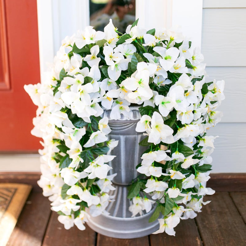 HyeFlora نباتات زهور صناعية معلقة من Hyeflora Bougainvillea للديكور في الهواء الطلق قطعتين من الزهور المزيفة الحرير البوغانفيليا فاينز واقعية مقاومة للأشعة فوق البنفسجية للمزارعين في الهواء الطلق، جرة بيضاء - Image 2