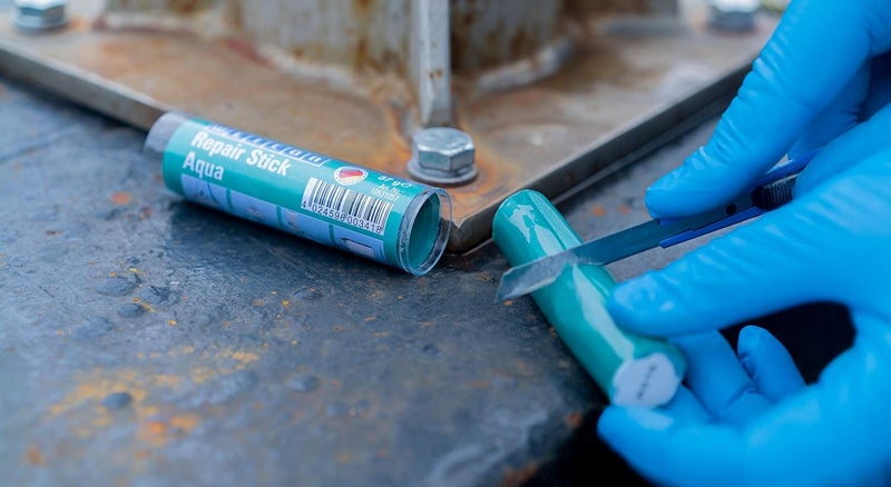 وايكون Repair Stick Aqua 115g، مكونان خاصان من راتنج الإيبوكسي اللاصق للإصلاح السريع للمشعات، وحمامات السباحة، والمناطق البحرية وتحت الماء - Image 2