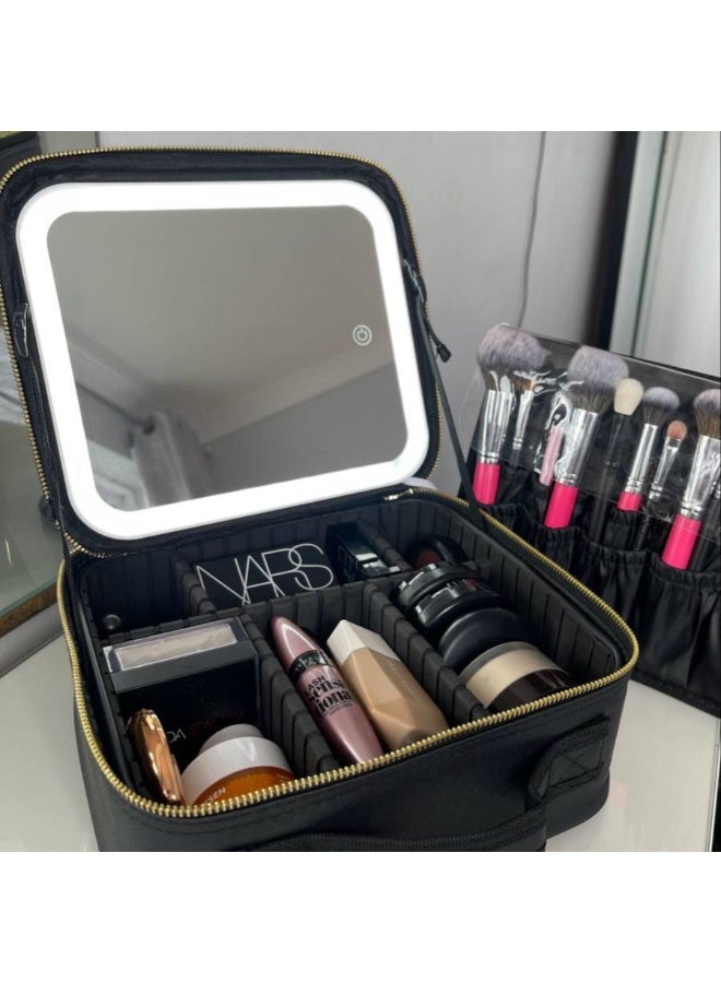 شنطة الميكاب بمراية بإضاءة LED قوية تنوّرلك كل تفصيلة في الميكب حتى لو الإضاءة ضعيفة! 3 إضاءات مختلفة تقسيم داخلي عملي جداً علشان كل حاجة تبقى في مكانها: روج، فاونديشن، باليت، فرش… كله متظبط ستايل أنيق وتنفع للسفر خفيفة، متقفلة كويس، وشكلها شيك اللون البينك و اللون الاسود - Image 1