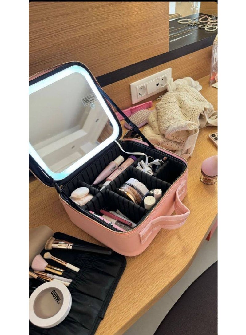 شنطة الميكاب بمراية بإضاءة LED قوية تنوّرلك كل تفصيلة في الميكب حتى لو الإضاءة ضعيفة! 3 إضاءات مختلفة تقسيم داخلي عملي جداً علشان كل حاجة تبقى في مكانها: روج، فاونديشن، باليت، فرش… كله متظبط ستايل أنيق وتنفع للسفر خفيفة، متقفلة كويس، وشكلها شيك اللون البينك و اللون الاسود - Image 3