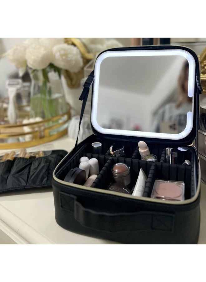شنطة الميكاب بمراية بإضاءة LED قوية تنوّرلك كل تفصيلة في الميكب حتى لو الإضاءة ضعيفة! 3 إضاءات مختلفة تقسيم داخلي عملي جداً علشان كل حاجة تبقى في مكانها: روج، فاونديشن، باليت، فرش… كله متظبط ستايل أنيق وتنفع للسفر خفيفة، متقفلة كويس، وشكلها شيك اللون البينك و اللون الاسود - Image 2