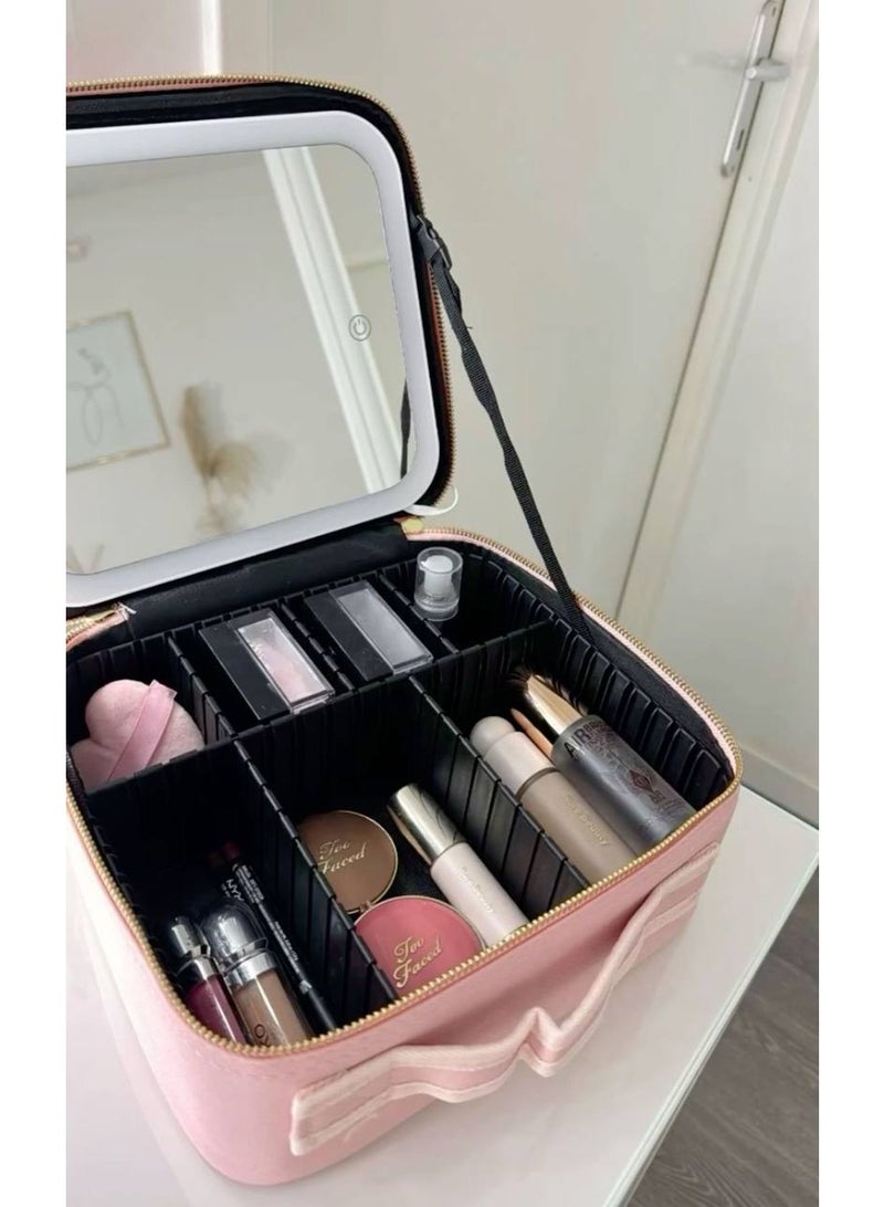 شنطة الميكاب بمراية بإضاءة LED قوية تنوّرلك كل تفصيلة في الميكب حتى لو الإضاءة ضعيفة! 3 إضاءات مختلفة تقسيم داخلي عملي جداً علشان كل حاجة تبقى في مكانها: روج، فاونديشن، باليت، فرش… كله متظبط ستايل أنيق وتنفع للسفر خفيفة، متقفلة كويس، وشكلها شيك اللون البينك و اللون الاسود - Image 4