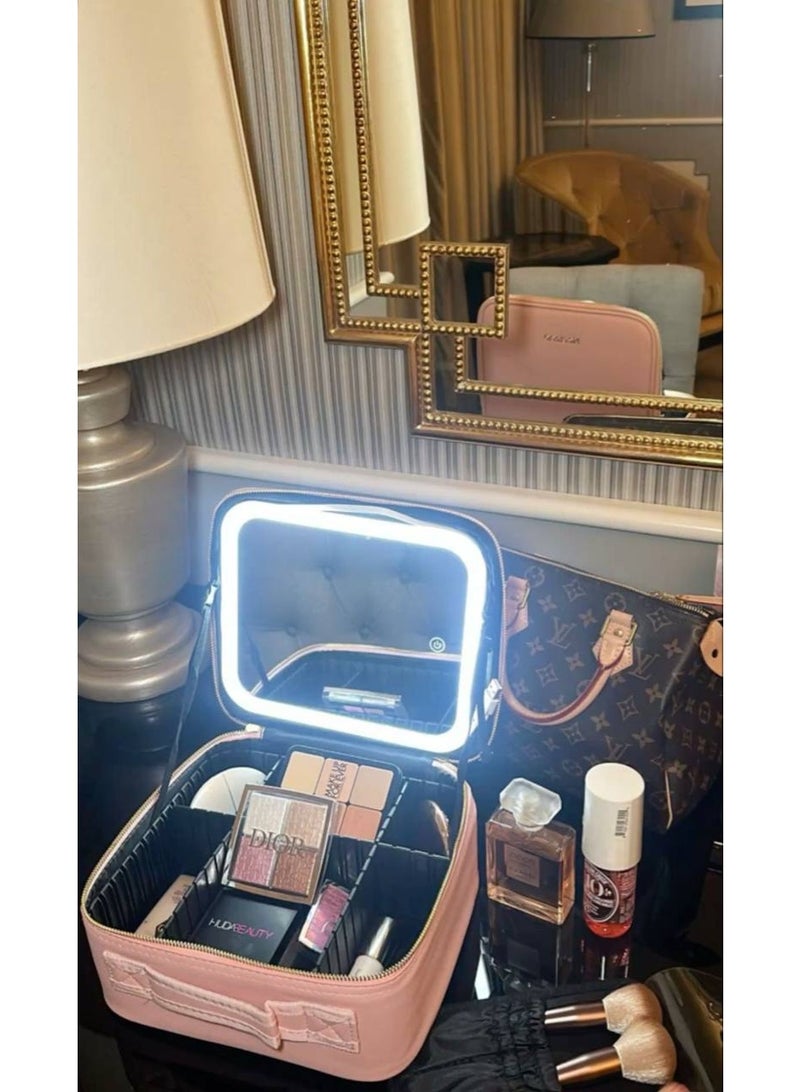 شنطة الميكاب بمراية بإضاءة LED قوية تنوّرلك كل تفصيلة في الميكب حتى لو الإضاءة ضعيفة! 3 إضاءات مختلفة تقسيم داخلي عملي جداً علشان كل حاجة تبقى في مكانها: روج، فاونديشن، باليت، فرش… كله متظبط ستايل أنيق وتنفع للسفر خفيفة، متقفلة كويس، وشكلها شيك اللون البينك و اللون الاسود - Image 5