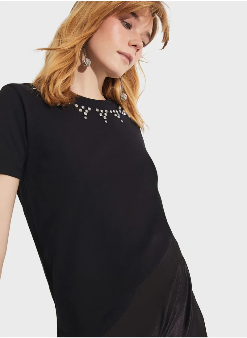 جون Embellished Embroidered T-Shirt