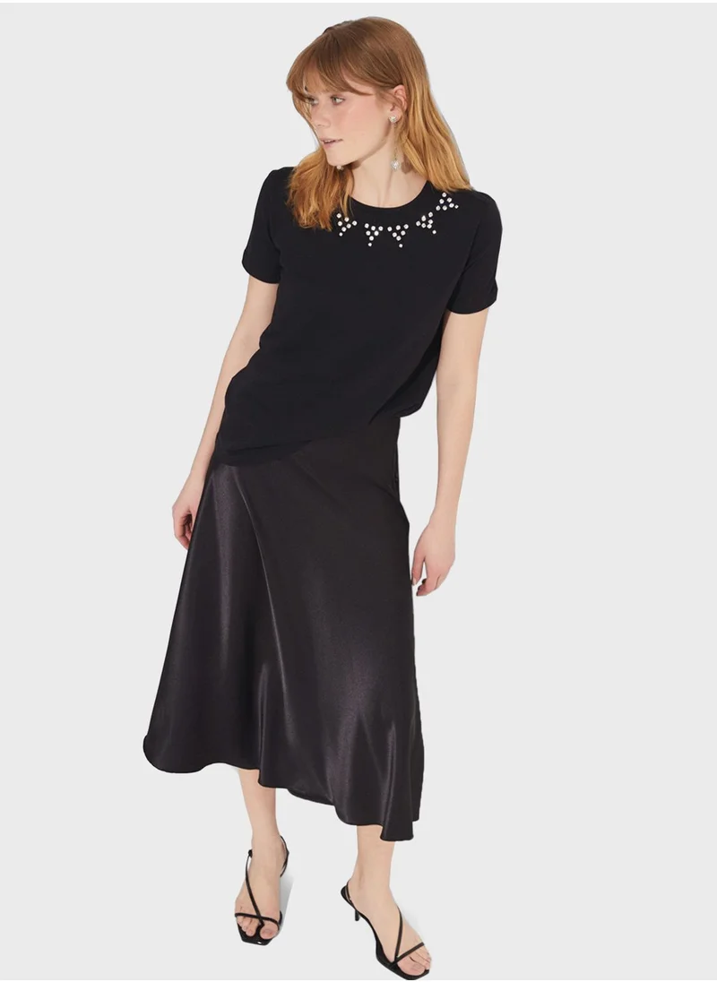 جون Embellished Embroidered T-Shirt