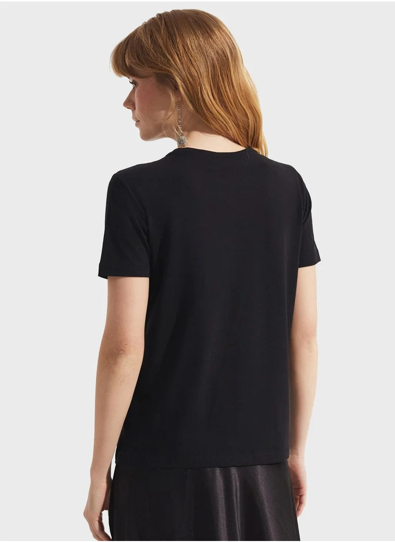 جون Embellished Embroidered T-Shirt