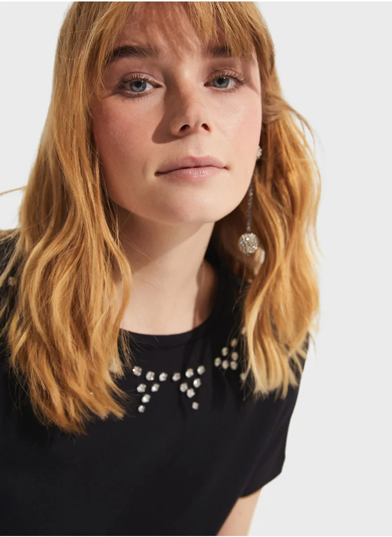 جون Embellished Embroidered T-Shirt