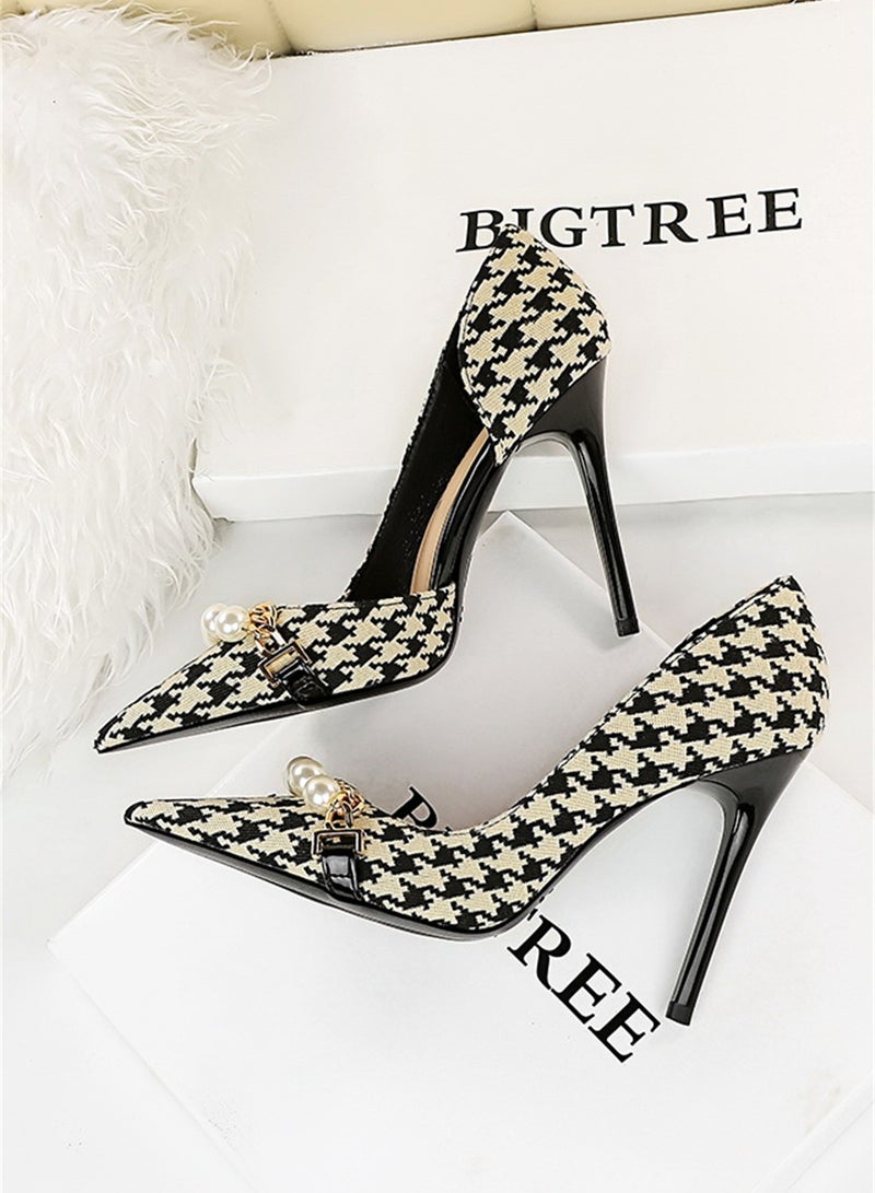BIGTREE 10.5cm High Heel Plaid Plaid Side Perforated Plaid Pearl Metal Chain Single Shoes Black - Image 2