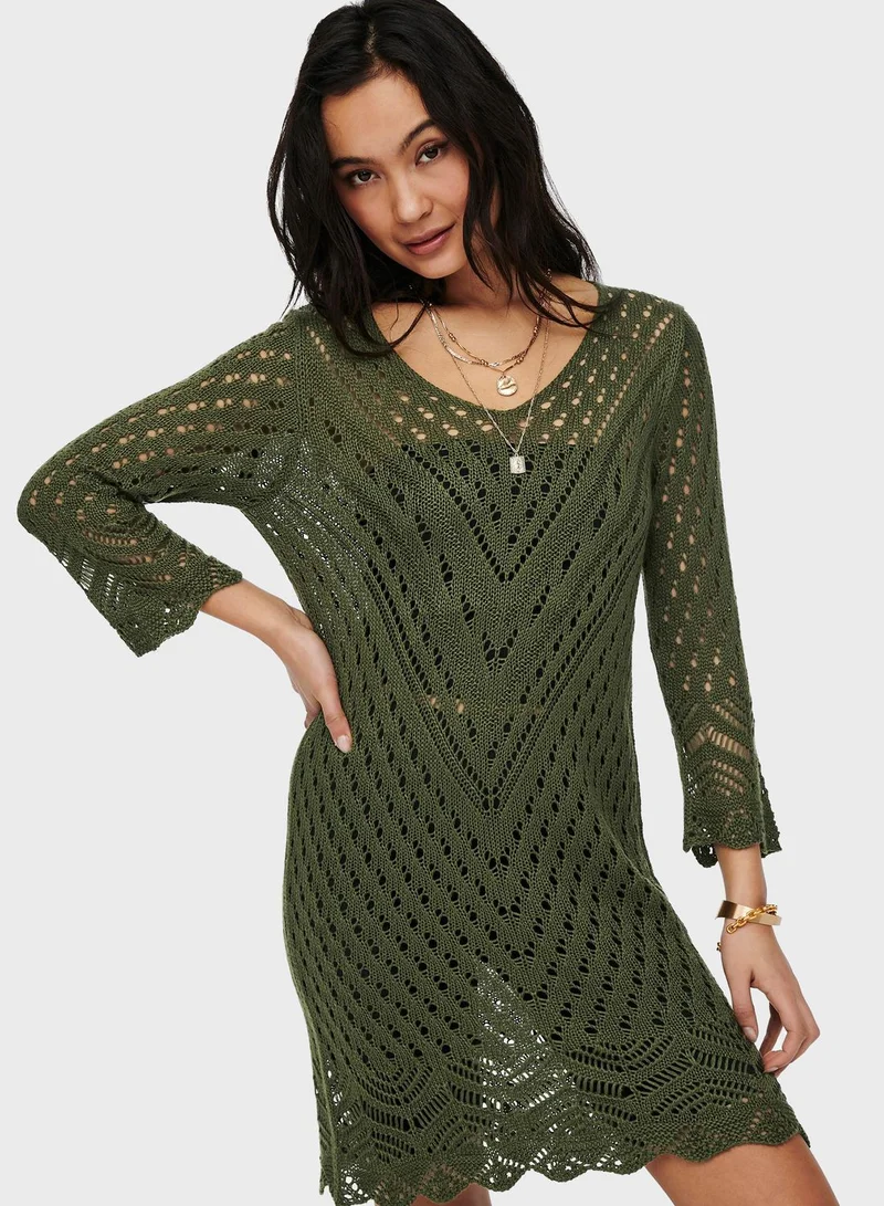 جاكلين دي يونج فستان بياقة V