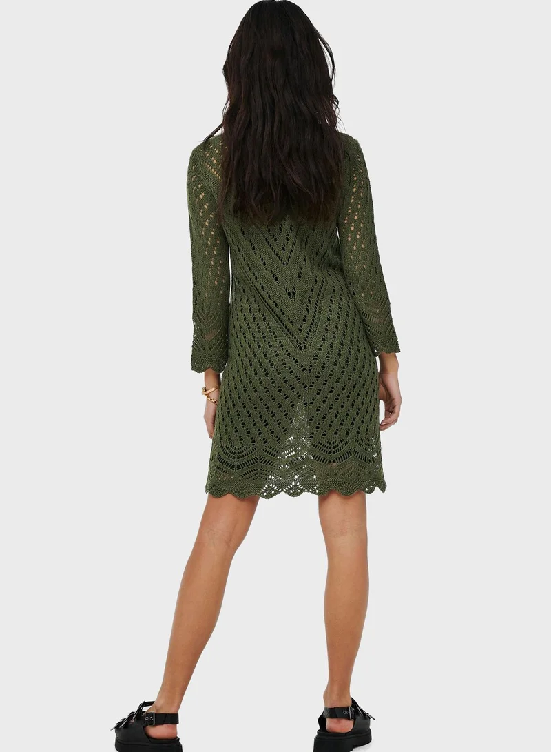 جاكلين دي يونج فستان بياقة V