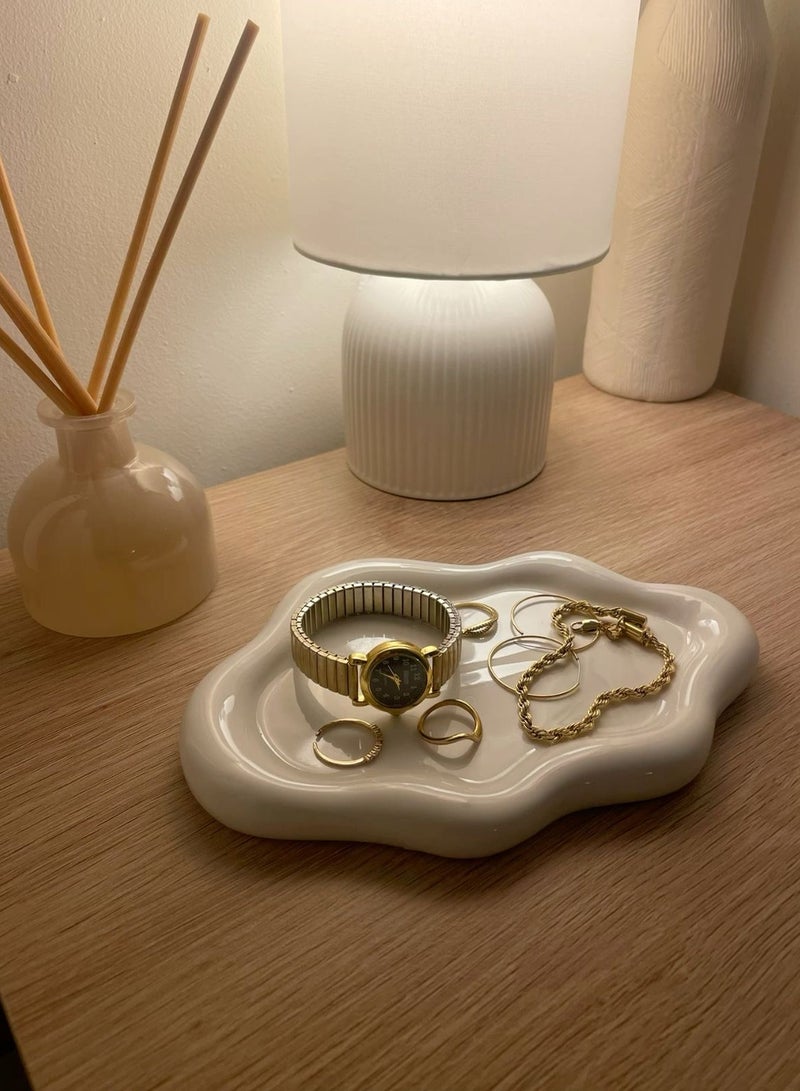 ChatGPT 说： صحن سيراميك لحفظ الإكسسوارات – طبق زخرفي بشكل غيمة لحمل المفاتيح، وحامل خواتم، وطبق مجوهرات لطيف، مثالي لتزيين الغرف بلمسة جمالية أنيقة - Image 4