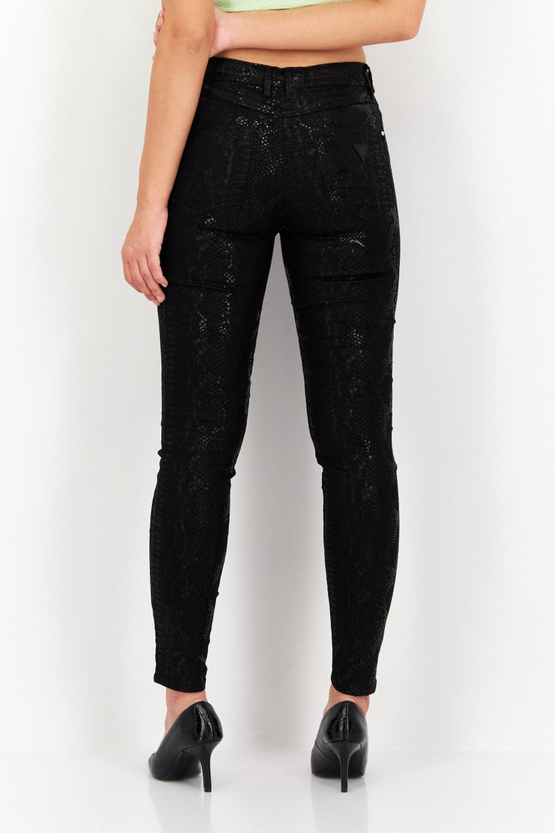 GUESS سروال نسائي ضيق بنقشة جلد الثعبان بخمسة جيوب، أسود - Image 2