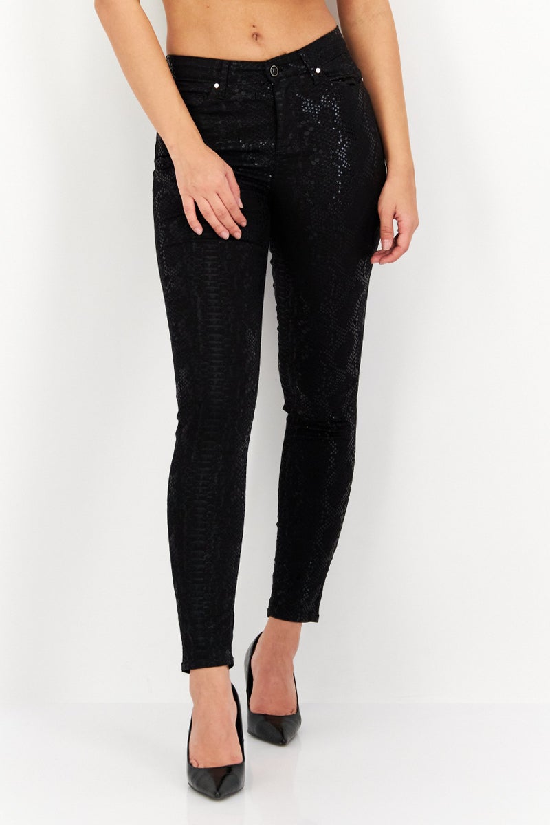 GUESS سروال نسائي ضيق بنقشة جلد الثعبان بخمسة جيوب، أسود - Image 1