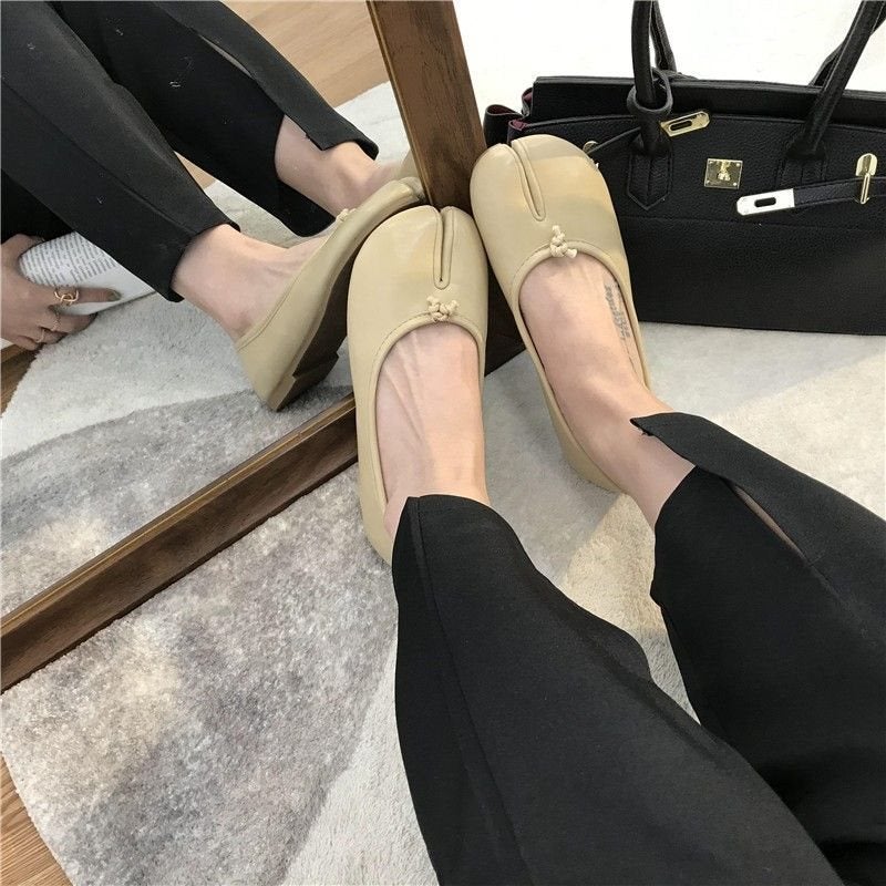 أحذية مسطحة للنساء بإصبع مقسم - Image 4