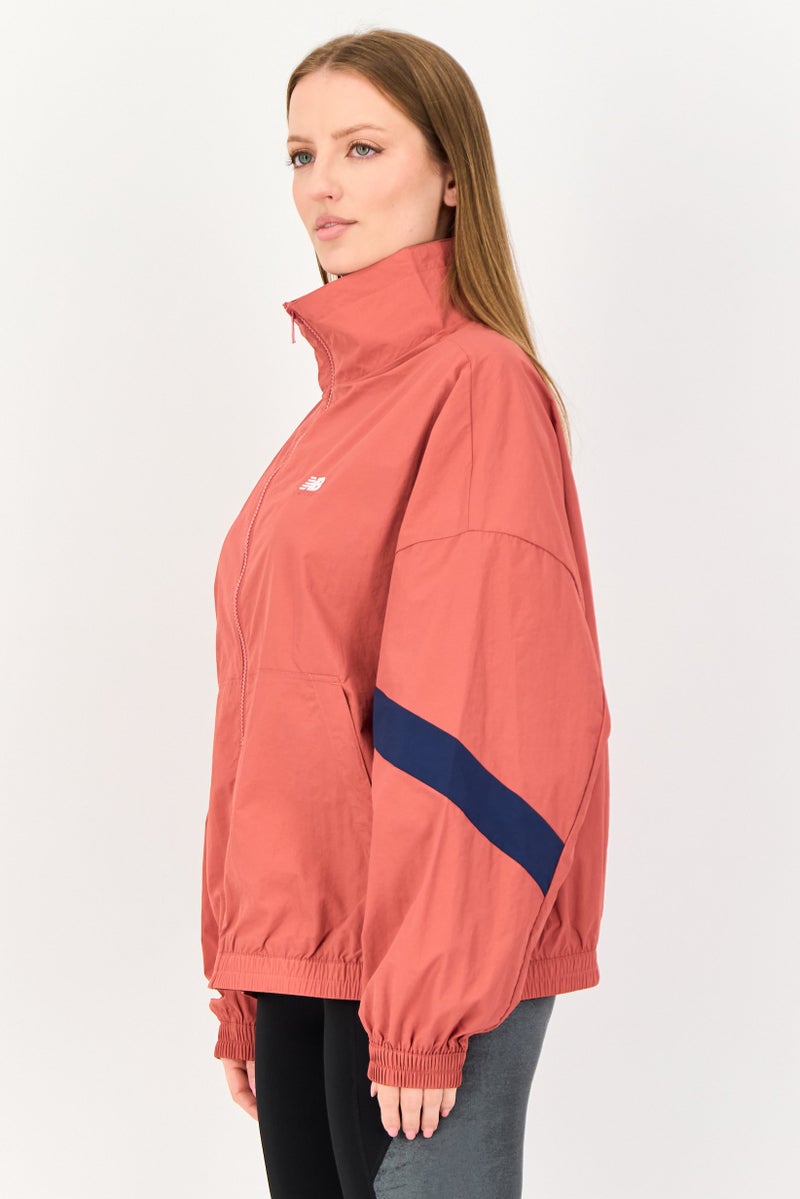 New Balance جاكيت تدريب طويل الأكمام للنساء بتصميم واسع، أحمر - Image 2
