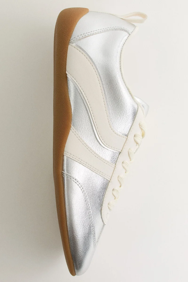 اتش اند ام حذاء رياضي