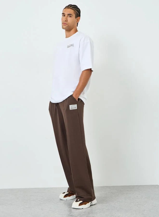 ستايلي جوغر بأرجل واسعة وتفاصيل محزوزة