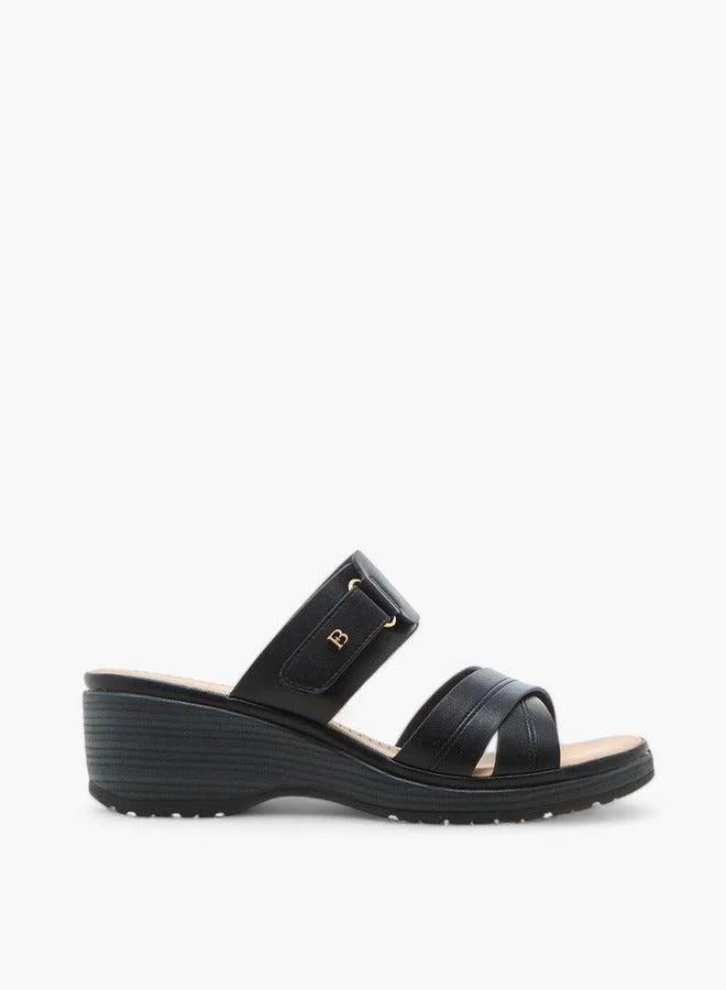 فلورا بيلا من شو إكسبرس صنادل بحزام متقاطع وكعب ويدج