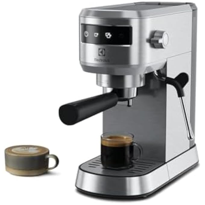 الكترولوكس ماكينة صنع قهوة الإسبريسو بمضخة مع شاشة تعمل باللمس ونظام تسخين Thermoblock وضغط 15 بار وماكينة صنع قهوة 2 في 1 مع رغوة حليب للكابتشينو واللاتيه باللون الفضي E5Ec150St - Image 1