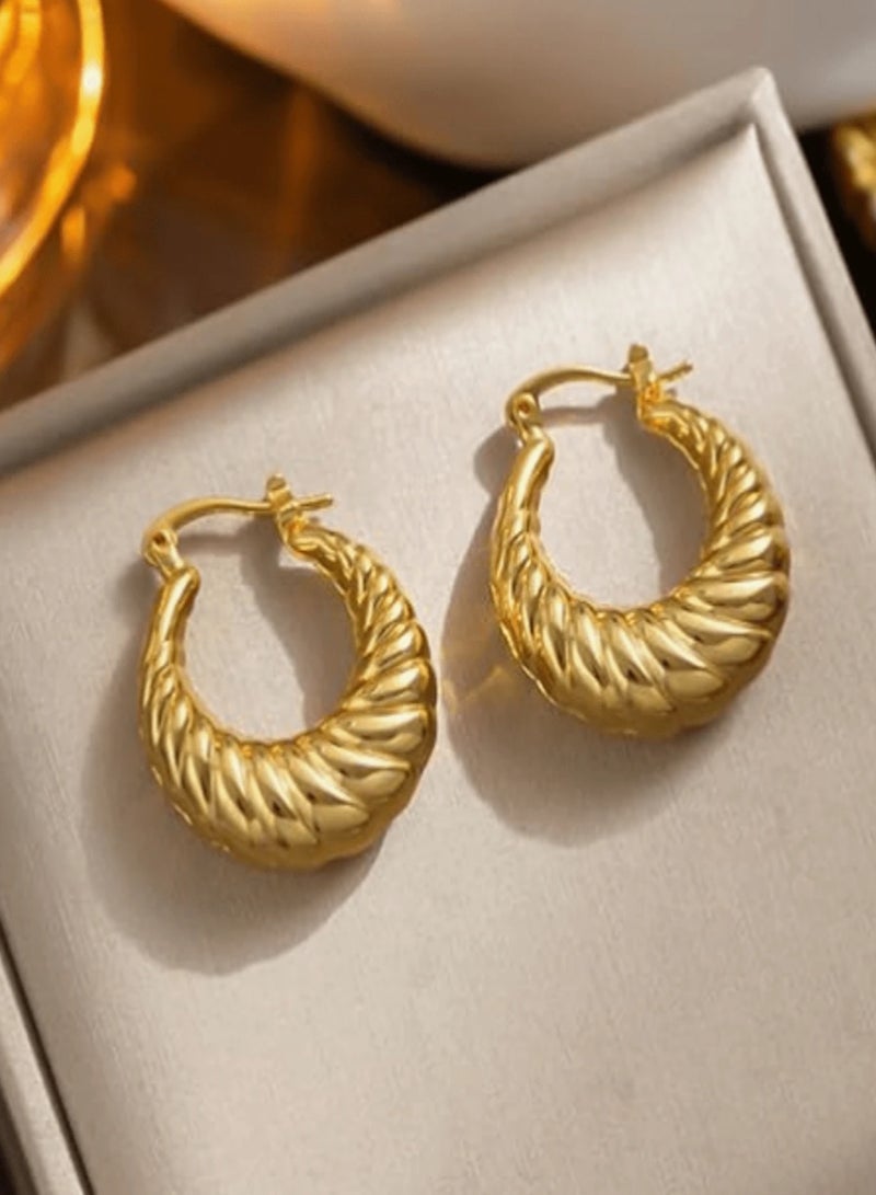 إيكوال حلق اذن نسائي دائري من الاستانلس ستيل أنيق وعالي الجودة باللون الذهبي - Image 2