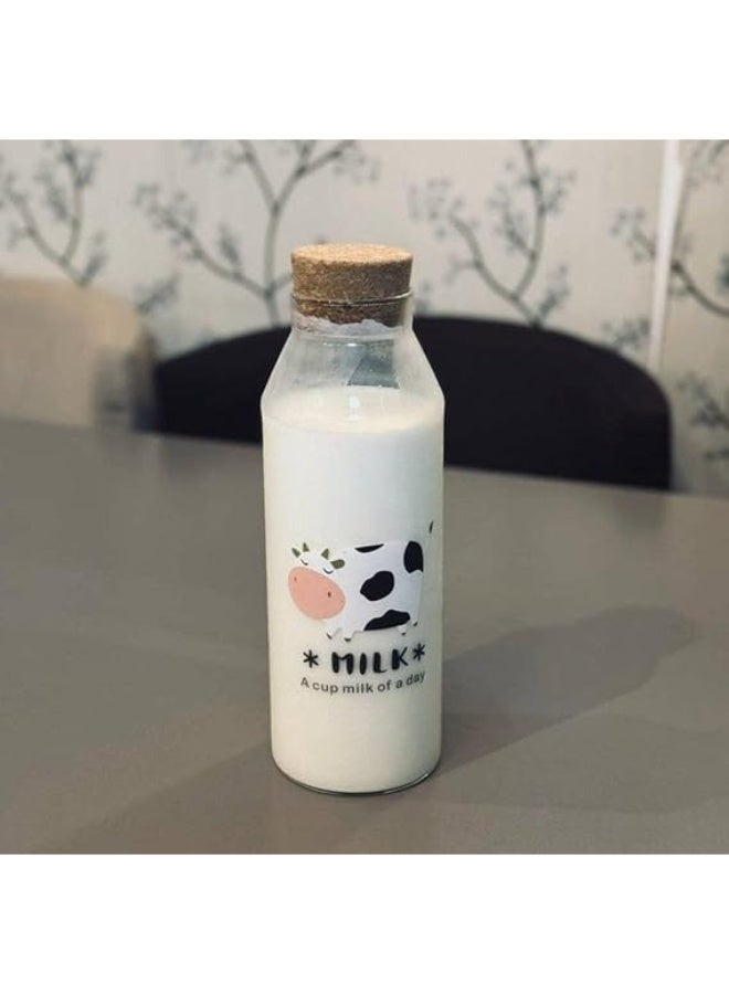 زجاجة لبن أنيقة مصنوعة من زجاج شفاف متين، مصممة لحفظ وتقديم الحليب والمشروبات بطريقة عملية وأنيقة. تأتي مع غطاء فلين طبيعي يساعد على إغلاق الزجاجة بشكل جيد والحفاظ على نضارة المشروب. - Image 2