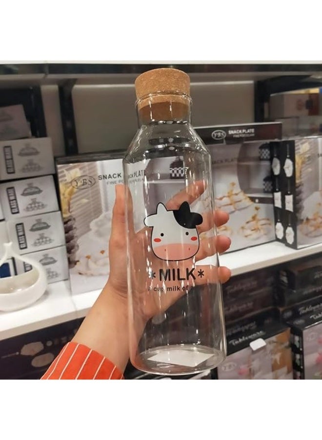 زجاجة لبن أنيقة مصنوعة من زجاج شفاف متين، مصممة لحفظ وتقديم الحليب والمشروبات بطريقة عملية وأنيقة. تأتي مع غطاء فلين طبيعي يساعد على إغلاق الزجاجة بشكل جيد والحفاظ على نضارة المشروب. - Image 3