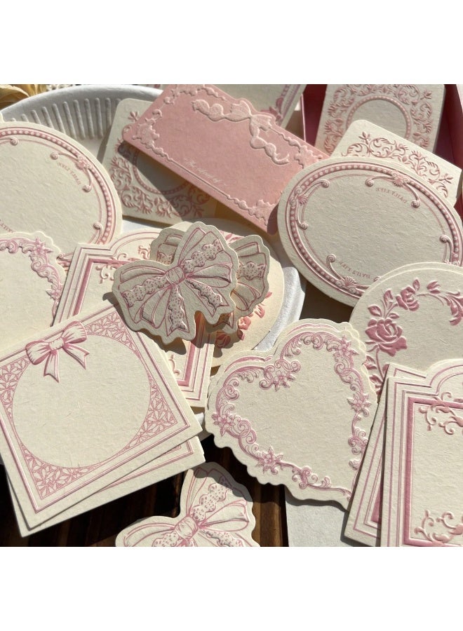 30 ورقة من بطاقة بنية مخصصة مزخرفة ببرز ماتي مع حدود زخرفية ناعمة تتضمن نقوش زهرية وقوس. مصممة لتتناسب مع معايير وسائل التواصل الاجتماعي، يمكن استخدام هذه الدفاتر للكتابة اليومية والحرف الورقية (وردية). - Image 1