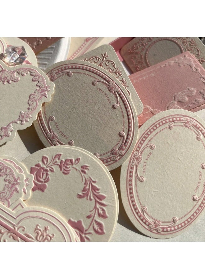 30 ورقة من بطاقة بنية مخصصة مزخرفة ببرز ماتي مع حدود زخرفية ناعمة تتضمن نقوش زهرية وقوس. مصممة لتتناسب مع معايير وسائل التواصل الاجتماعي، يمكن استخدام هذه الدفاتر للكتابة اليومية والحرف الورقية (وردية). - Image 3