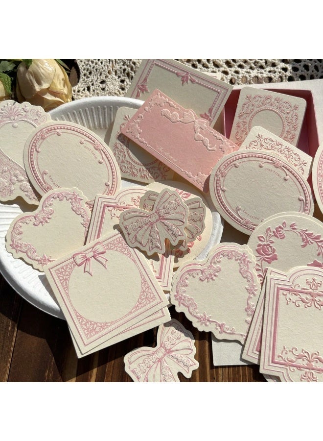 30 ورقة من بطاقة بنية مخصصة مزخرفة ببرز ماتي مع حدود زخرفية ناعمة تتضمن نقوش زهرية وقوس. مصممة لتتناسب مع معايير وسائل التواصل الاجتماعي، يمكن استخدام هذه الدفاتر للكتابة اليومية والحرف الورقية (وردية). - Image 2