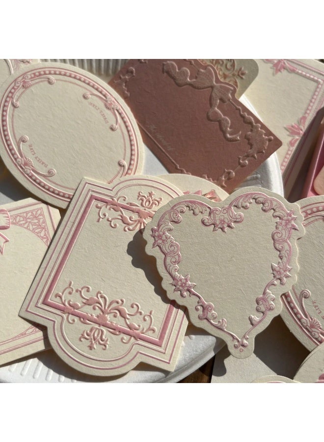 30 ورقة من بطاقة بنية مخصصة مزخرفة ببرز ماتي مع حدود زخرفية ناعمة تتضمن نقوش زهرية وقوس. مصممة لتتناسب مع معايير وسائل التواصل الاجتماعي، يمكن استخدام هذه الدفاتر للكتابة اليومية والحرف الورقية (وردية). - Image 4