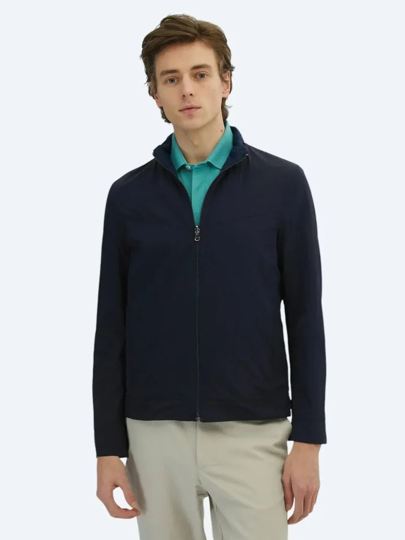 كيب معطف أزرق داكن بقصة عادية وغطاء رأس مخفي، مصنوع من نسيج مزدوج الجوانب، مناسب للإطلالات الكاجوال