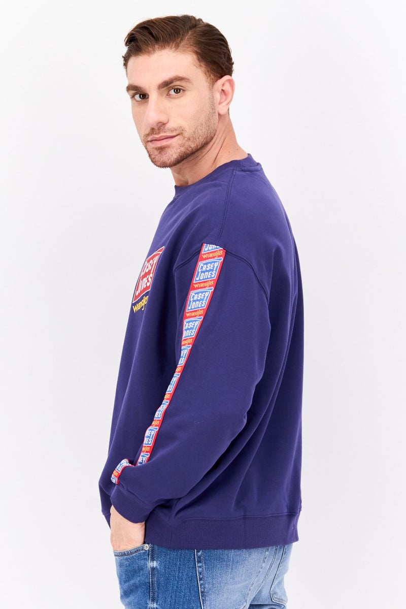 Wrangler سويت شيرت رجالي بأكمام طويلة وياقة دائرية بطبعة جرافيك، أزرق - Image 2