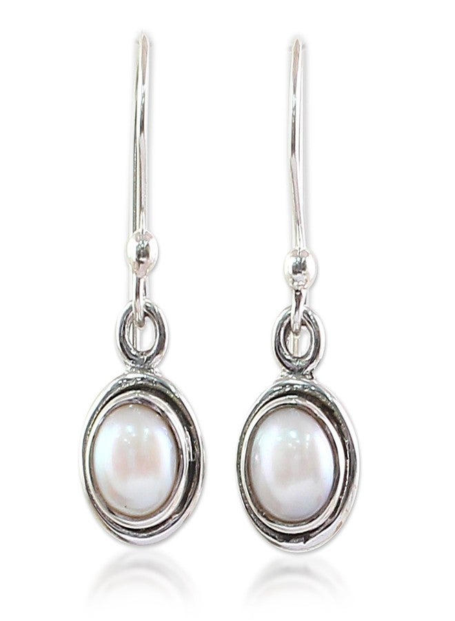 نوفيكا أقراط متدلية من اللؤلؤ المستزرع مصنوعة يدوياً من نوفيكا، مصنوعة من الفضة الإسترلينية من الهند [طول 1.5 بوصة × عرض 0.4 بوصة] "أصفى حب" - Image 1