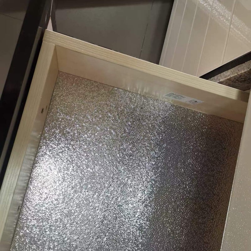 ملصقات ورقية من نوع ، بنسيج ورق الألمنيوم، أبعاد 16x354 بوصة، لون فضي، ذاتية التصاق، مقاومة للماء والزيت، مناسبة لتغطية طاولات العمل في المطبخ وخلفيات المواقد، كما يمكن استخدامها كديكور للأثاث. - Image 5