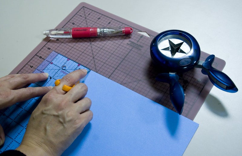 Fiskars 163050-1001 Fingertip Craft Knife, 7 Inch, Orange - Image 3