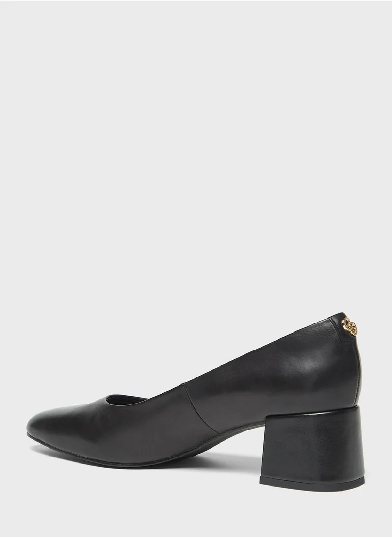 سيليست Pointed Toe Pumps