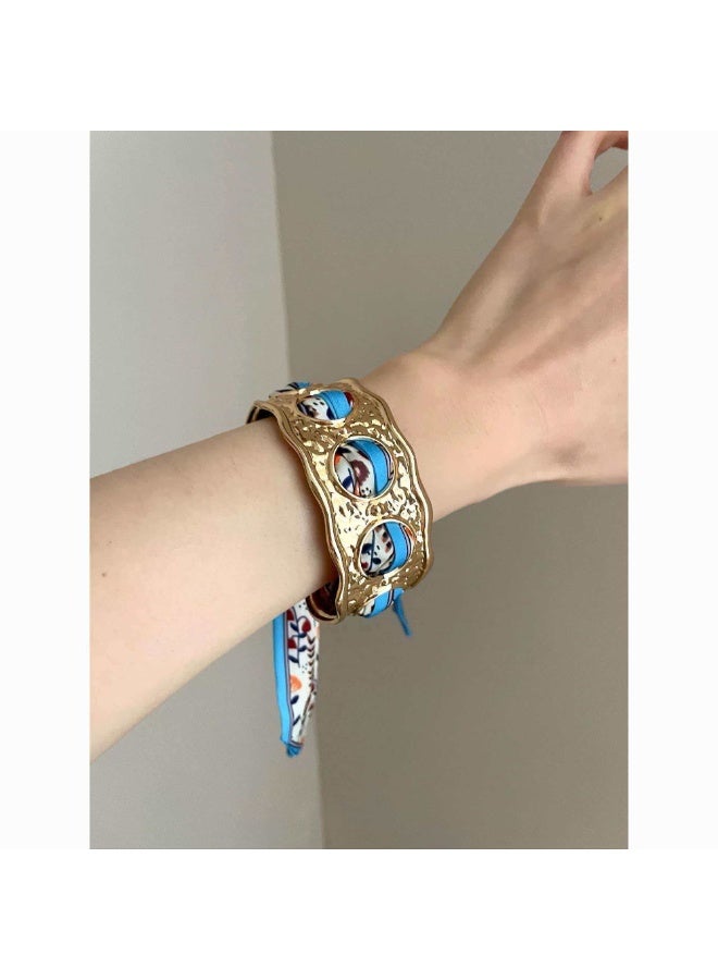 Dual-Use Hammered Metal 3-Hole Scarf Buckle Bracelet, Vintage Floral Ribbon Decor Bangle Elegant Outfit Accessory - Image 4
