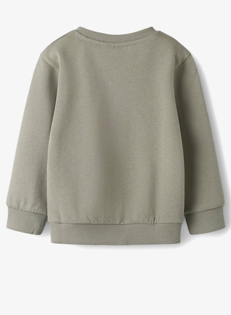 نيم ات سويت شيرت أطفال بياقة مستديرة بطبعة جرافيك - Image 2