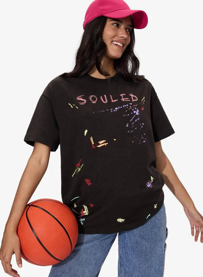 ذا سوليد ستور تيشيرت واسع بطبعة جرافيك