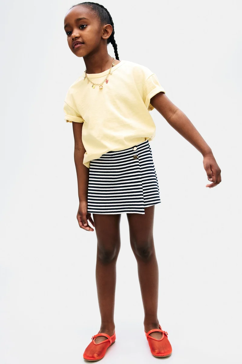 اتش اند ام تنورة بشورت مدمج بملمس بارز