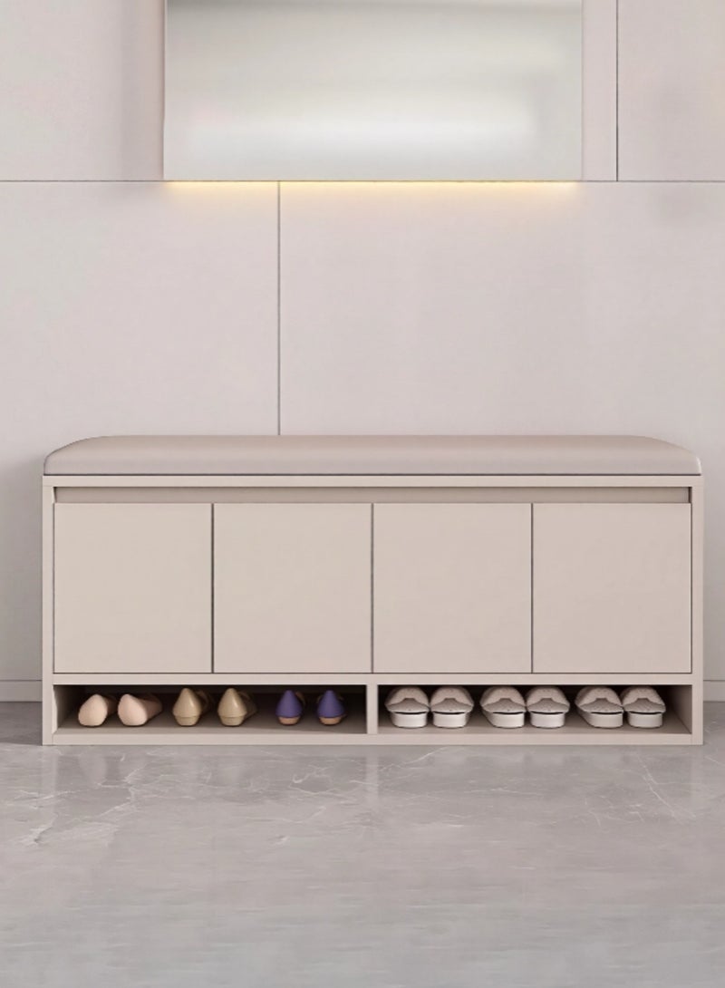 اليسا رتّب مدخل منزلك مع خزانة الأحذية المُحسّنة هذه، 3 في 1، بعرض ومساحة تخزين إضافية. يبلغ طولها 120 سم، وتوفر مقعدًا مريحًا مبطنًا قابلًا للطي مع مساحة تخزين مخفية، مثالية للضروريات اليومية مثل المحافظ والأوشحة والأدوات الإلكترونية. أسفلها، أربع خزائن ناعمة الإغلاق توفر لك مساحة منظمة وقابلة للتخصيص مع أرفف قابلة للإزالة تتسع لكل شيء من الأحذية الرياضية إلى الأحذية الطويلة. مصنوعة من خشب MDF متين ومطلية بمظهر أنيق غير لامع، تتحمل وزنًا يصل إلى 200 كجم ويمكن استخدامها كمقعد عملي. متوفرة باللونين الأبيض أو الكاكي لتتناسب بسلاسة مع أي مدخل أو غرفة نوم أو غرفة معيشة عصرية.... - Image 1