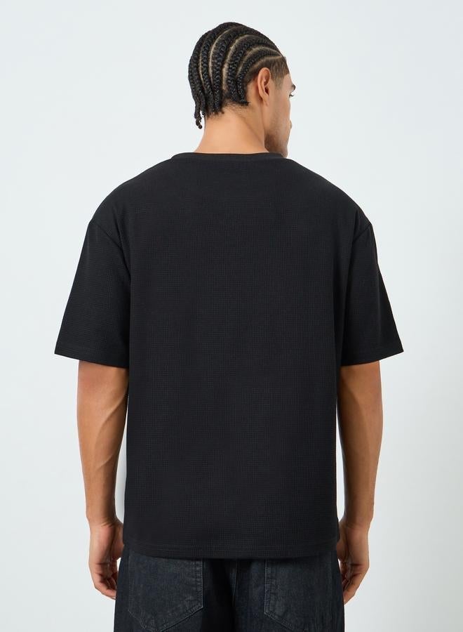 ستايلي تيشيرت واسع محبوك بنمط وافل وياقة وهمية - Image 4