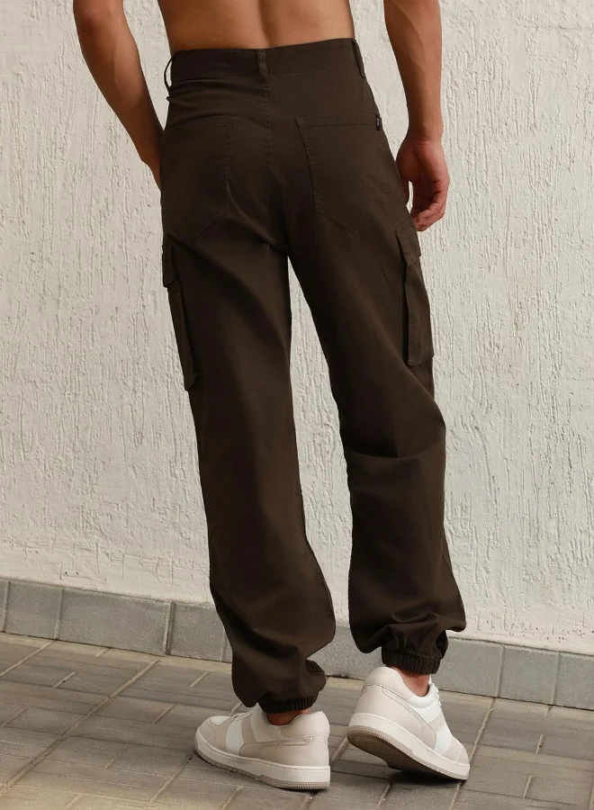 هوبرهولمي Men's Dark Olive Cotton Blend Solid Pattern Full Length Cargo Relaxed Trouser