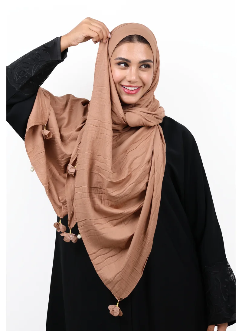 جميلة شيلة قطن كريب ممتازة مزينة بشرابات الورد القماشية وحبات اللؤلؤ (قرميدي ناعم / طيني دافئ)