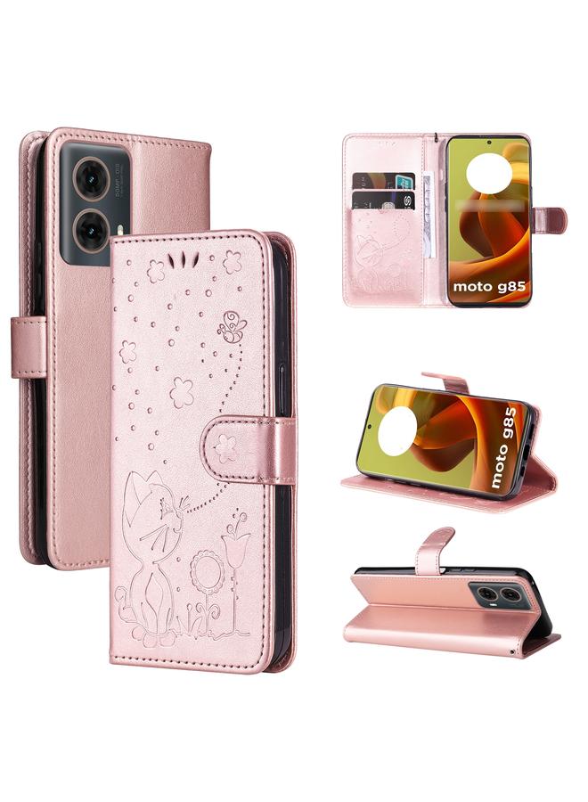 اس-توب جراب لهاتف Motorola Moto G85 من الجلد المنقوش بنقشة القطة والنحل - Image 1