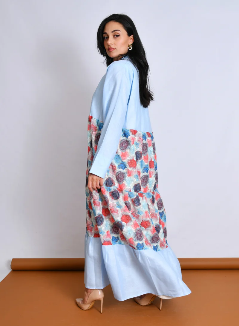 HAWRAA ABAYA Blue abaya made of linen with half-cloche pleats and printed fabric details