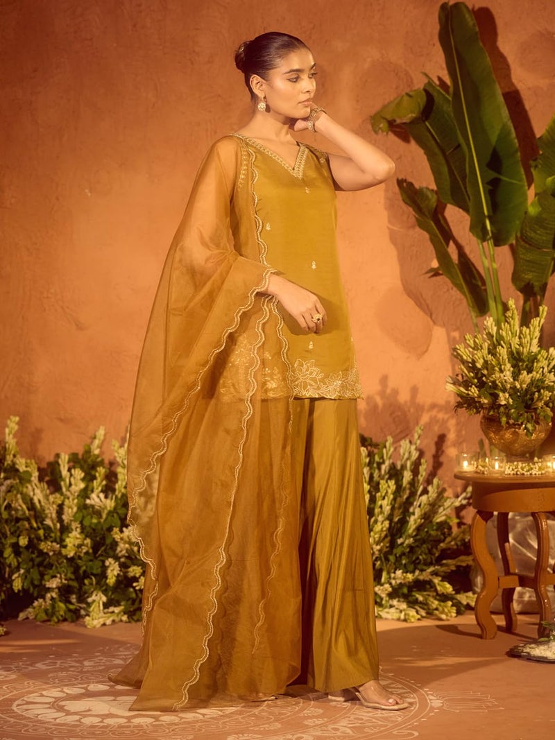 FIORRA طقم كورتا مستقيم مزخرف من فيورا للنساء باللون الخردلي مع دوباتا - Image 3