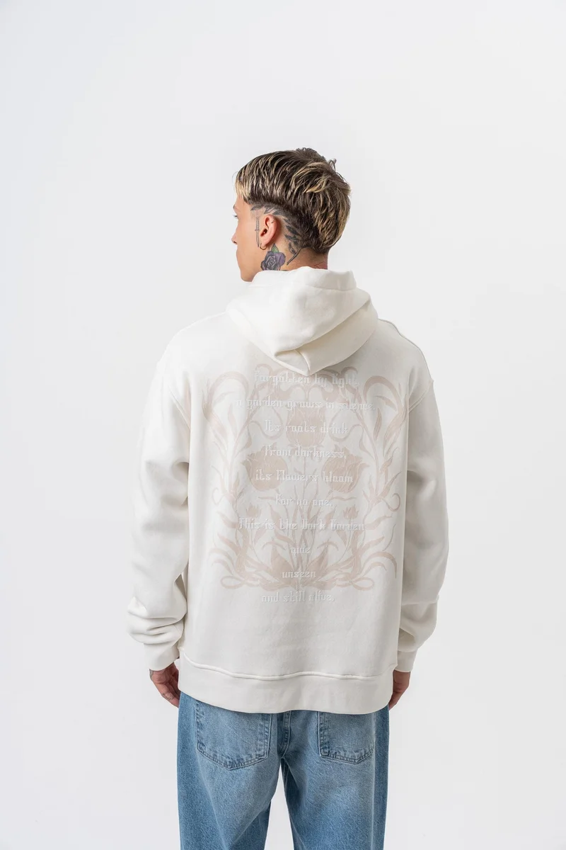 ريسباير هودي رجالي واسع (Oversize) بغطاء رأس مطبوع بعبارة "Garden" لون إيكرو